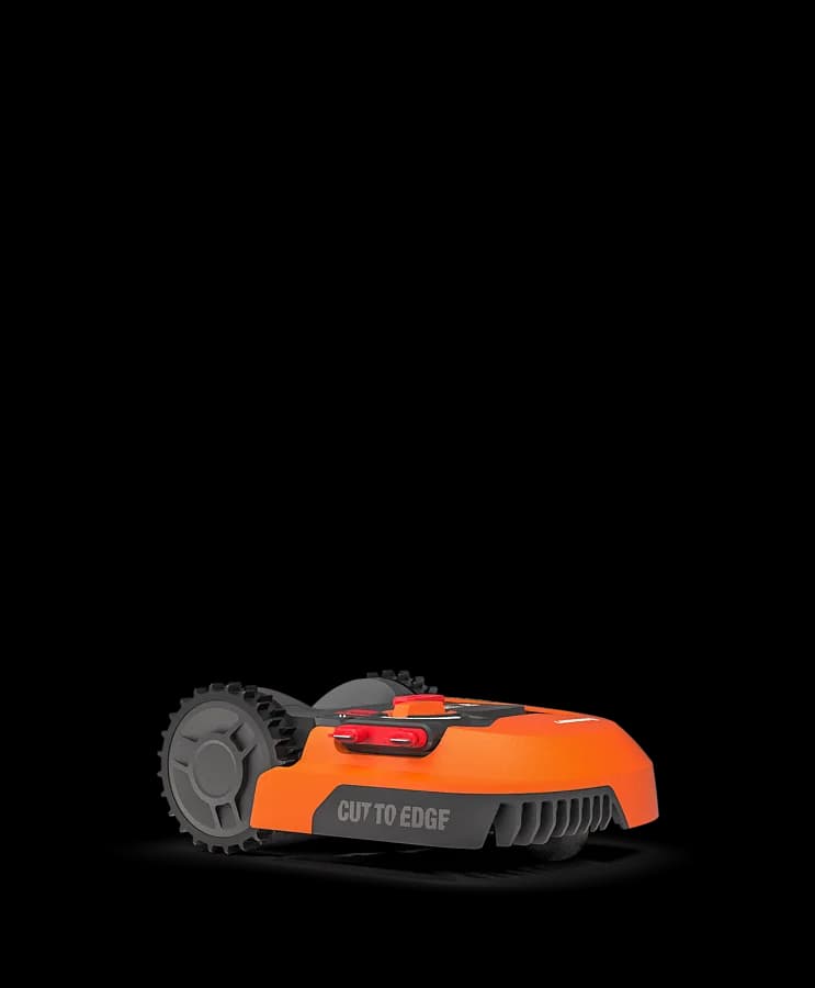 Worx Landroid S WR142E naranja y negro, vista lateral con ruedas de tacos